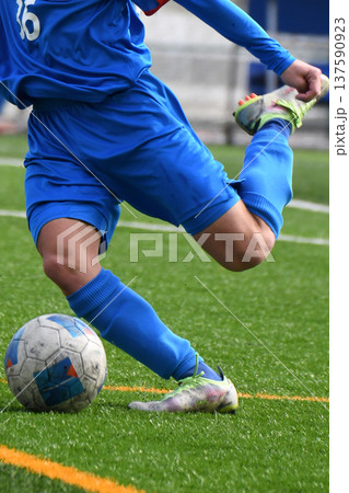 ボールを蹴るサッカー選手 137590923