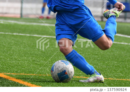 ボールを蹴るサッカー選手 137590924