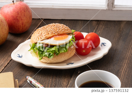 おいしそうなハンバーガーとコーヒー 137591132