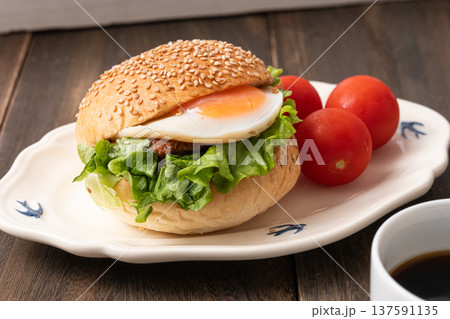 おいしそうなハンバーガーとコーヒー おいしそうなハンバーガーとコーヒー 137591135