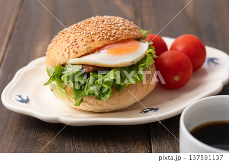 おいしそうなハンバーガーとコーヒー おいしそうなハンバーガーとコーヒー 137591137