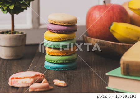 カラフルなクッキー 137591193