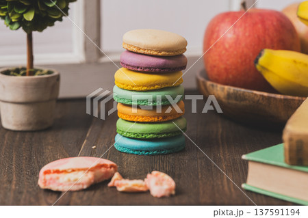 カラフルなクッキー 137591194