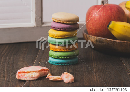 カラフルなクッキー 137591198