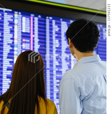 空港で案内板を見る二人 ■撮影協力：関西国際空港（KIX） 137591213