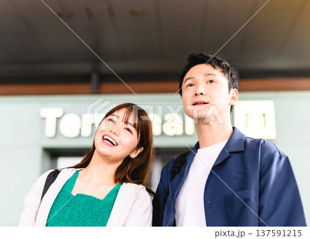 空港で上を見上げるカップル ■撮影協力：関西国際空港（KIX） 137591215