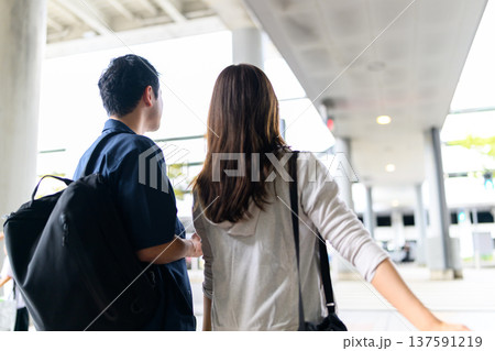 空港を歩くカップル後姿 ■撮影協力：関西国際空港（KIX） 137591219