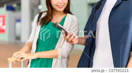 空港でスマホ確認するカップル ■撮影協力：関西国際空港（KIX） 137591221