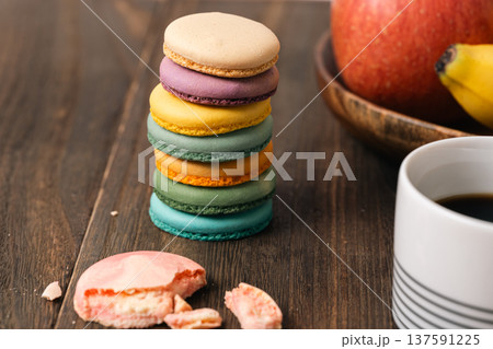 カラフルなクッキー カラフルなクッキー 137591225