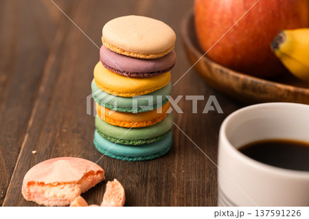 カラフルなクッキー カラフルなクッキー 137591226