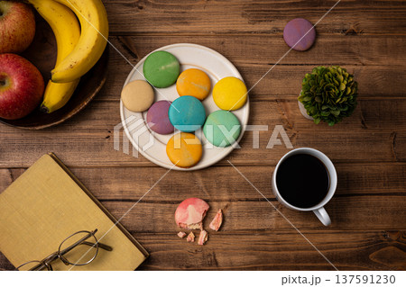 カラフルなクッキー 137591230