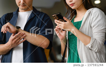 カップルが時間を確認 ■撮影協力:関西国際空港(KIX) カップルが時間を確認 ■撮影協力:関西国際空港(KIX) 137591244