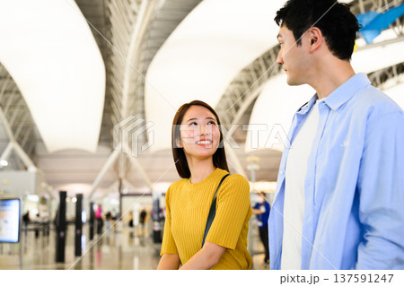 空港で会話するカップル _■撮影協力:関西国際空港(KIX) 空港で会話するカップル _■撮影協力:関西国際空港(KIX) 137591247