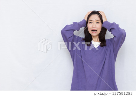 頭を抱えて驚く女性 頭を抱えて驚く女性 137591283