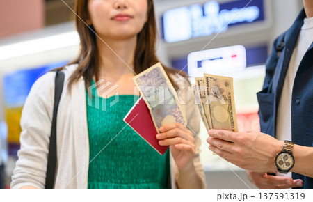 空港での現金と旅券 ■撮影協力：関西国際空港（KIX） 137591319