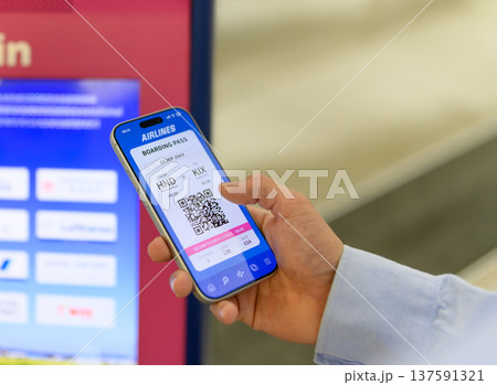スマホで搭乗券表示 ■撮影協力：関西国際空港（KIX） 137591321