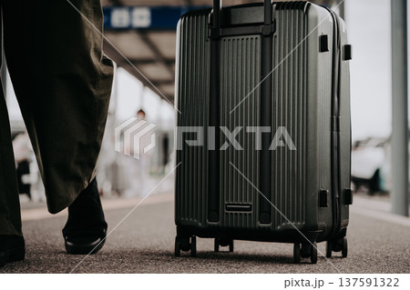 駅でスーツケースを引く ■撮影協力：関西国際空港（KIX） 137591322