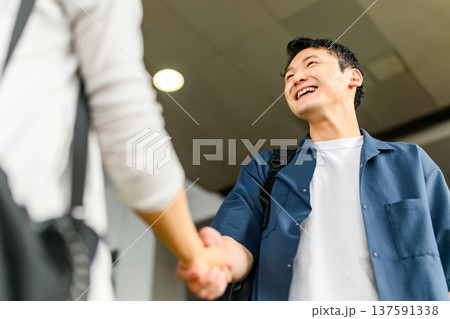 空港での再会と握手 ■撮影協力:関西国際空港(KIX) 空港での再会と握手 ■撮影協力:関西国際空港(KIX) 137591338