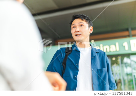 空港での再会と会話 ■撮影協力：関西国際空港（KIX） 137591343