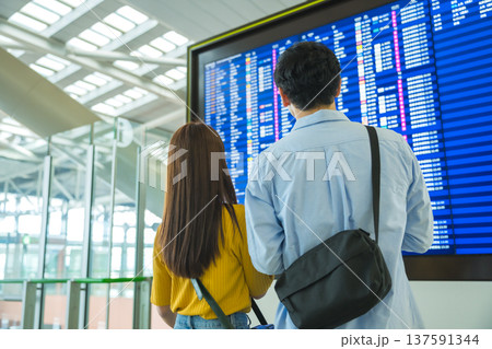 空港でフライト情報確認 ■撮影協力:関西国際空港(KIX) 空港でフライト情報確認 ■撮影協力:関西国際空港(KIX) 137591344