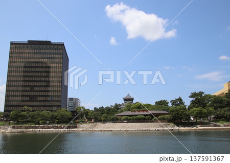北九州市小倉北区の市役所と紫川風景 北九州市小倉北区の市役所と紫川風景 137591367