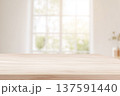 木製テーブル 窓辺 室内背景 ボケ写真 137591440