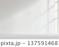 白壁 室内窓辺 テーブル 光と影 背景3D 137591468