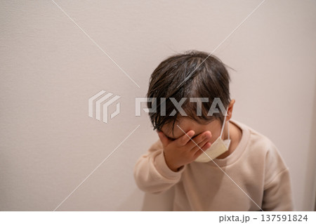 体調不良で泣く赤ちゃん 体調不良で泣く赤ちゃん 137591824