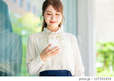 スマホで通話する女性　ビジネス 137591859