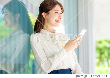 スマホで通話する女性　ビジネス 137591861