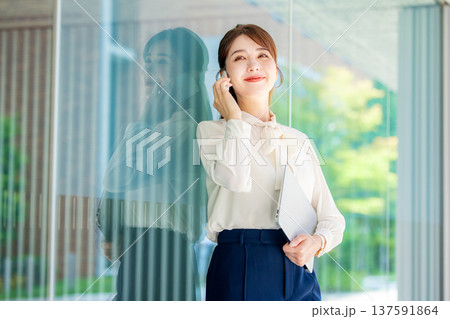 スマホで通話する女性　ビジネス 137591864