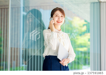 スマホで通話する女性 ビジネス スマホで通話する女性 ビジネス 137591865