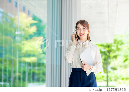 スマホで通話する女性　ビジネス 137591866