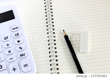 ビジネスアイテム　電卓と筆記用具 137591961