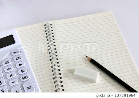 ビジネスアイテム 電卓と筆記用具 ビジネスアイテム 電卓と筆記用具 137591964