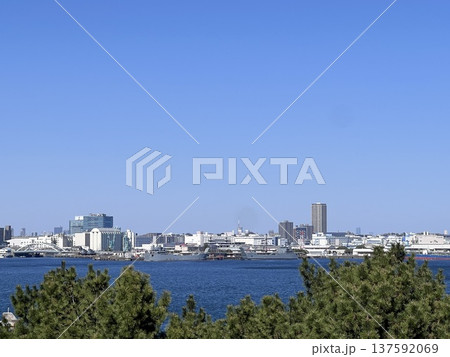 快晴の日の横浜の海が見える景色 137592069