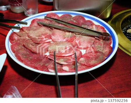 国産の黒毛和牛もも肉をカットする料理人　女性 137592256