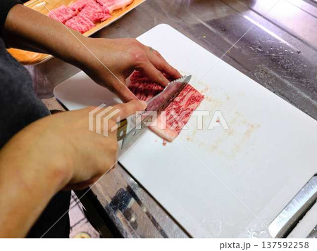 国産の黒毛和牛もも肉をカットする料理人 女性 国産の黒毛和牛もも肉をカットする料理人 女性 137592258