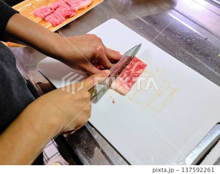 国産の黒毛和牛もも肉をカットする料理人　女性 137592261