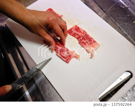 国産の黒毛和牛もも肉をカットする料理人　女性 137592264