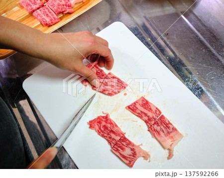 国産の黒毛和牛もも肉をカットする料理人 女性 国産の黒毛和牛もも肉をカットする料理人 女性 137592266