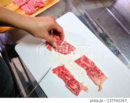 国産の黒毛和牛もも肉をカットする料理人 女性 国産の黒毛和牛もも肉をカットする料理人 女性 137592267