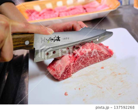 国産の黒毛和牛もも肉をカットする料理人　女性 137592268