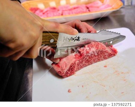 国産の黒毛和牛もも肉をカットする料理人　女性 137592271