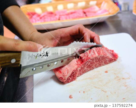 国産の黒毛和牛もも肉をカットする料理人　女性 137592274