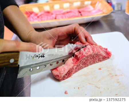 国産の黒毛和牛もも肉をカットする料理人　女性 137592275