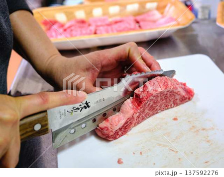 国産の黒毛和牛もも肉をカットする料理人 女性 国産の黒毛和牛もも肉をカットする料理人 女性 137592276