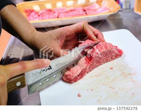 国産の黒毛和牛もも肉をカットする料理人 女性 国産の黒毛和牛もも肉をカットする料理人 女性 137592278