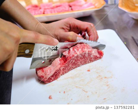 国産の黒毛和牛もも肉をカットする料理人 女性 国産の黒毛和牛もも肉をカットする料理人 女性 137592281