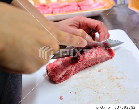 国産の黒毛和牛もも肉をカットする料理人　女性 137592282